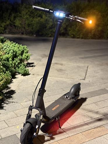 Elektrikli samokatlar: Sürət max: 40km/saat Məsafə dolu şarj ilə :~ 95km Yük götürmə max: 140 — 5