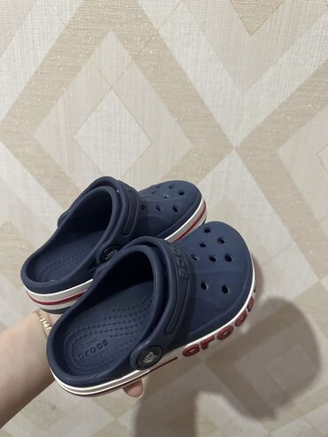 купить детскую обувь в бишкеке: Crocs оригинал б/у,в отли состоянии,размер 23-24,за 1500с отдам
