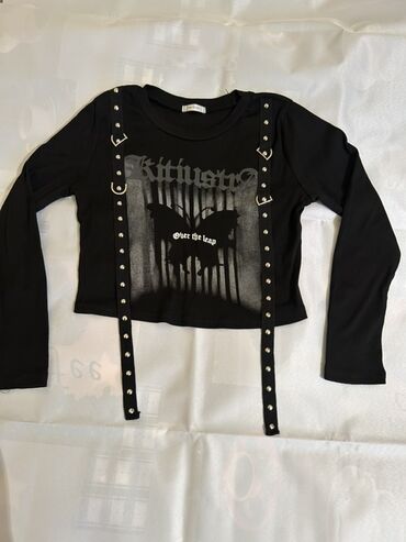 женские кожаные кроссовки: Qara uzunqollu crop top bluz. Ön hissədə boz-qart tərəfdə qrafik