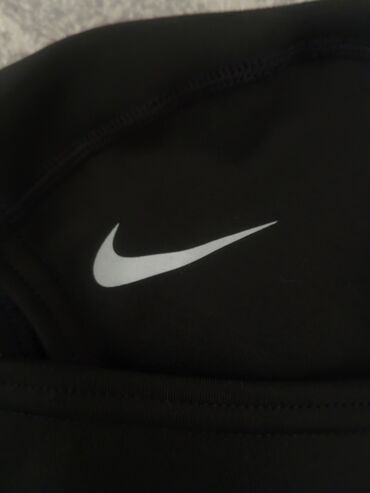 спортивное оборудование: Черный спортивный капюшон Nike с логотипом-галочкой на лбу