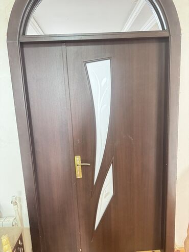 dəhliz üçün divar kağızları: Taxta interyer qapısı – dekorativ şüşəli model - Material: tünd