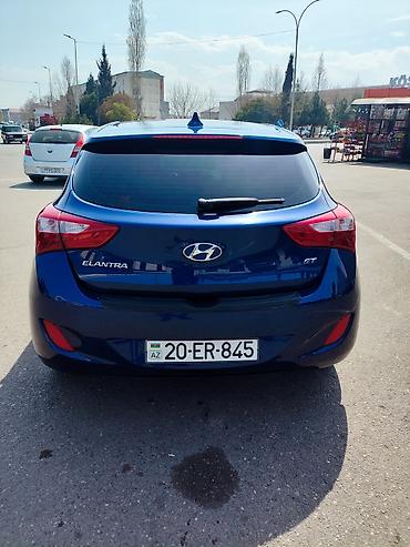 hyundai salon: Hyundai Elantra GT – mavi rəngli, 5 qapılı hatchback. Texniki — 3