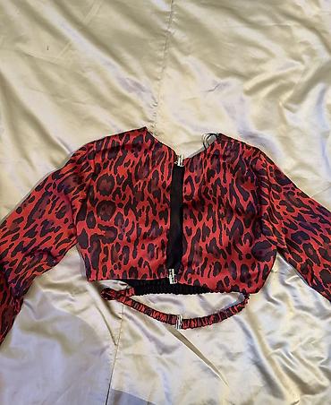 alt geyim: Zara qadın bluzası – qırmızı-qara leopard printli, uzunqollu, qısa — 2