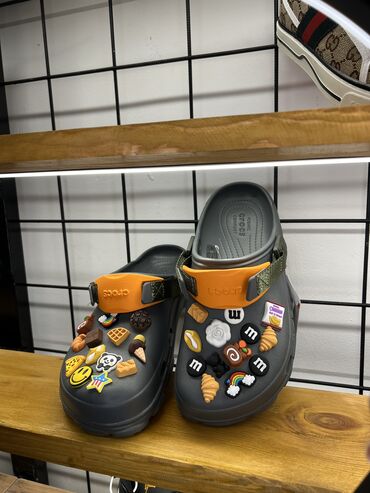 подставка для обувьи: Crocs made in Vietnam