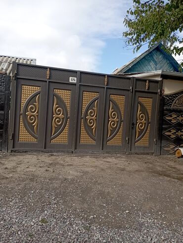Откатные ворота: Элегантные кованые ворота черного цвета с изящными золотистыми — 33