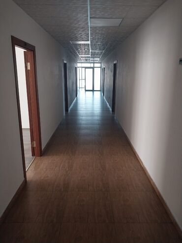 Ofislər: Babək prospektində yol kənarında 5 mərtəbəli ofis binasının 4 cü