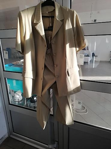 rozi sako kombinacije: Ženski komplet – sako, pantalone - Boja: bež sa finim vertikalnim — 1
