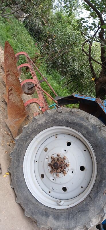 Traktorlar: Traktor MTZ (Belarus) tipli, 4x2 təkər quruluşlu, kabinalı. Dizel — 16