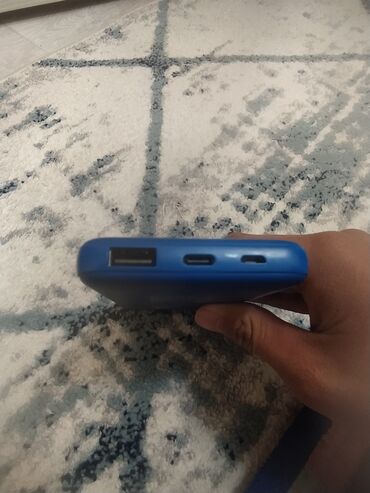 зарядник для телефона: Внешний аккумулятор (power bank) в синем корпусе Выход USB-A для