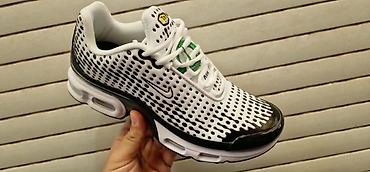 dunk low buzz: Nike Air Max Plus (Tn Air) patike – crno‑bele - Model sa vidljivim — 4
