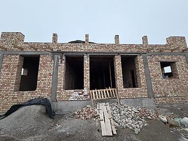 Продажа коттеджей и домов: Продаётся недостроенный одноэтажный кирпичный дом. Продается 4 сотке at lalafo.kg — 3 Продажа коттеджей и домов: Продаётся недостроенный одноэтажный кирпичный дом. Продается 4 сотке — 3
