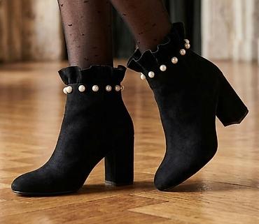 lila salonke: Elegantne ženske čizme do članka – crne, od mekanog materijala sa — 1
