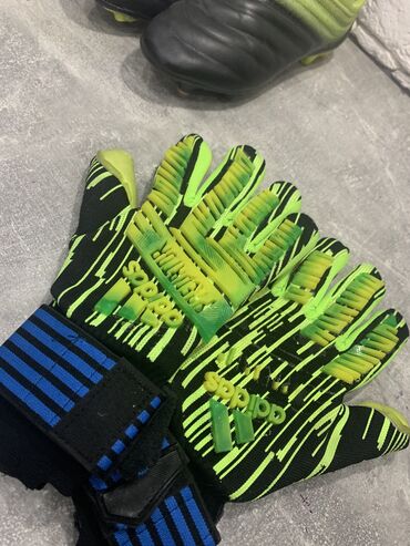 Футбольные перчатки Состояние нормально Нужно постирать Продаю