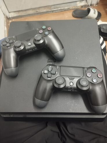 плазменные телевизоры: Игровая консоль PlayStation 4 в комплекте с двумя беспроводными