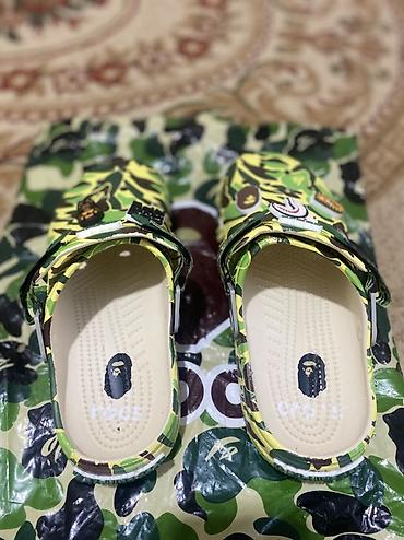 jibbitz: Клоги Crocs x A Bathing Ape (BAPE) с камуфляжным принтом — 3