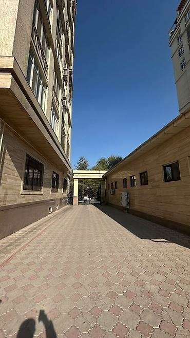 Аренда помещений под детский сад: Просторный закрытый двор современного жилого комплекса. * Тип — 31
