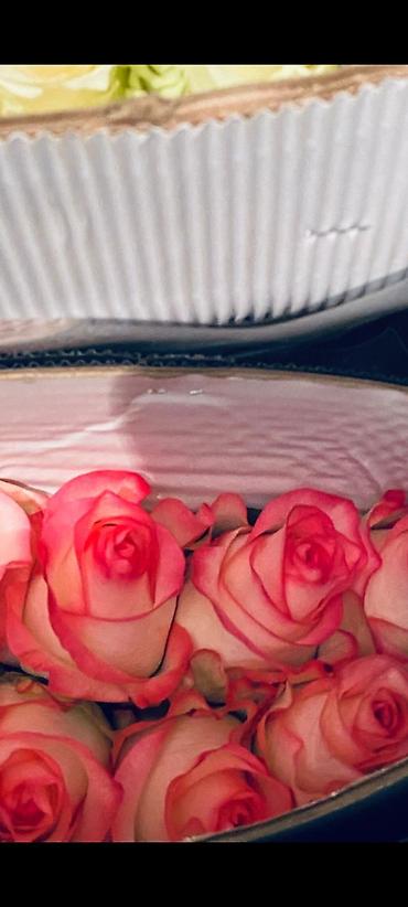 Букеты из живых цветов: Розы и тюльпаны к 8 Марта - Срезанные свежие розы в ассортименте — 4