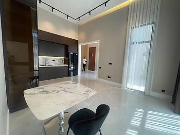 Həyət evləri və villaların satışı: Satılır 5 otaqlı həyət evi/bağ evi 270 m², Mərdəkan q. Kateqoriya — 4