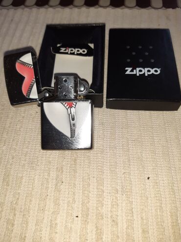 Qəlyan, vayp və aksesuarları: Zippo brendinin paslanmayan poladdan hazırlanmış alışqanı. Bu model ağ