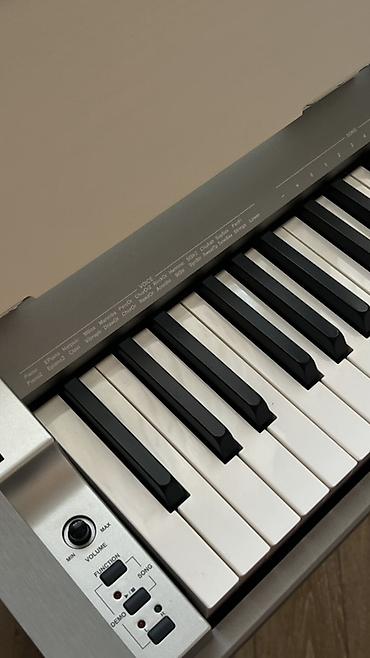 medeli: Medeli rəqəmsal piano – elegant ağ/gümüş korpus və qapaqlı konsol — 4