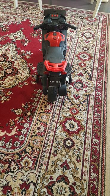 детский мотоцикл каталка: Uşaqlar üçün hazırlanmış bu elektrik motosikli qırmızı və qara