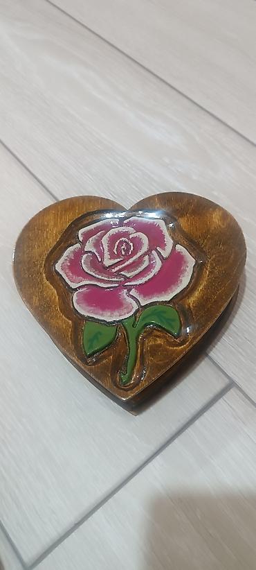 Шкатулки и подставки: Деревянные шкатулки в форме сердца с рельефной ручной росписью. - — 7