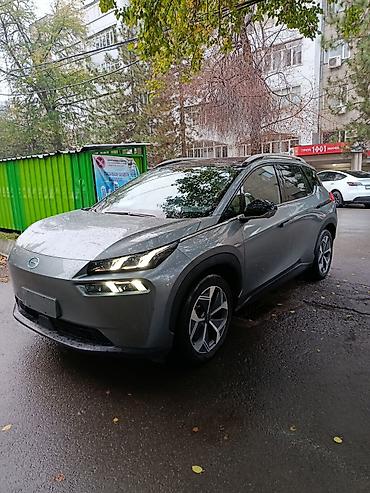 нета электромобиль: GAC Aion V Plus — электрический кроссовер серо‑графитового цвета — 2