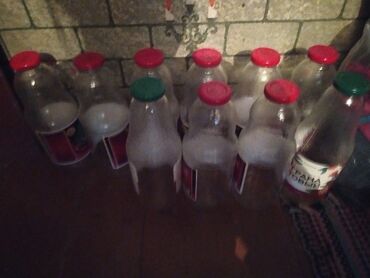 будка для собаки отдам даром: Литровые стеклянные бутылки с крышками из под сока. 10 штук обмен на 2