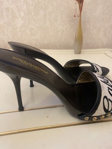 Tuflilər: İki cüt qadın ayaqqabısı və uyğun çanta dəsti 1) Lolita Botti leopard — 32