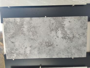 balkon ucun metlax: - Beton effektli divar/zərif döşəmə kafeli - Rəng: boz tonlarda