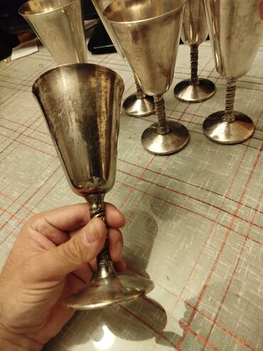 Čaše: Metalne case,solje. 6 komada,mislim da su posrebrene,nisam siguran — 3
