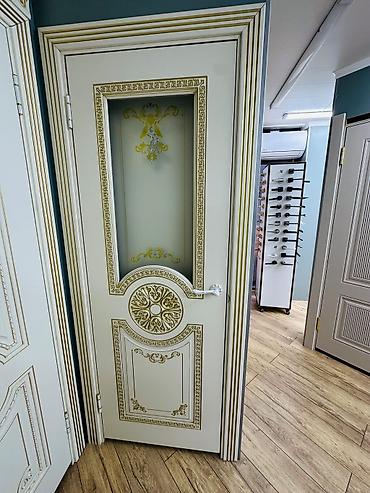 Межкомнатная дверь в классическом стиле с декоративным остеклением и