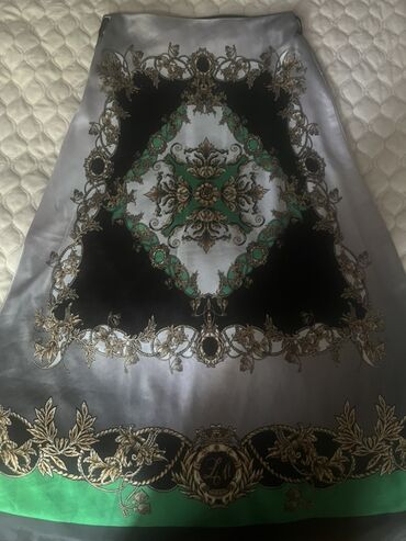 Tavalar: Zərif naxışlı ipək 
Razmer 40