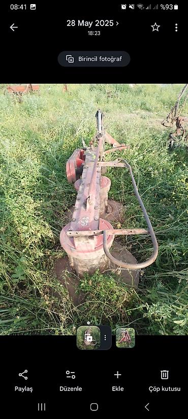 w202 ön şüşə: Mavi rəngli təkərli traktor – kabinəli, ön faralar və siqnal işıqları — 6