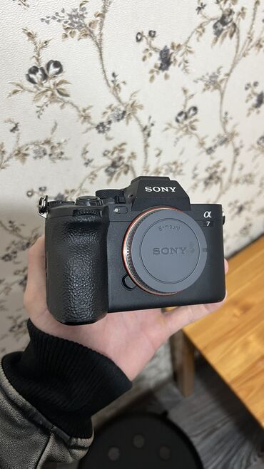 Фотоаппараты: Sony a7 4, пробег год, матрица под замену, словил лазер, стоимость