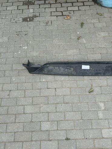 Bu skuter ayaqaltısı, nəqliyyat vasitəsinin alt hissəsini və sürücünün