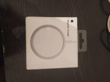 зарядник для аккумуляторов: Продаю беспроводную зарядку для Айфона в новом состоянии пользовались