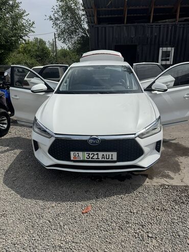 авто в лизинг без банка: Белый седан BYD с черными легкосплавными дисками . Салон оборудован