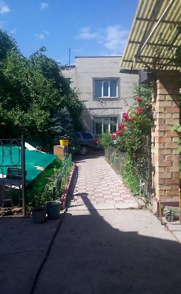 Үйлөр: Продается два дома (полдома и 2 этажный дом) на одном участке в районе — 10