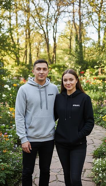 футболки с логотипом: Худи «ИЛБИРС» — унисекс - Базовая модель с капюшоном на шнурках и — 1