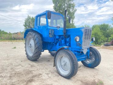 Тракторы МТЗ (Беларус): Трактор МТЗ 80 синего цвета с кабиной. Оборудован передними фарами и — 4