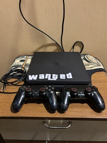 playstation 5 oyun yazilmasi: Qara rəngdə olan PlayStation 4 slim 1tb yaddaş 2 ədəd qara rəngli