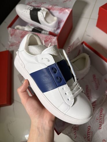 прокат национальных костюмов для детей: Кеды Valentino Garavani Rockstud Untitled - Модель: низкие кеды из