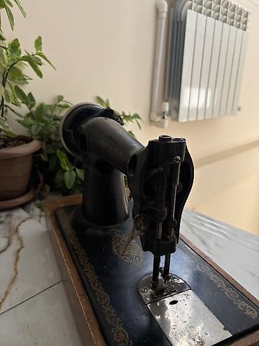 Искусство и коллекционирование: Qədimi, vintage mexaniki tikiş maşını satılır. Öz orijinal taxta — 3