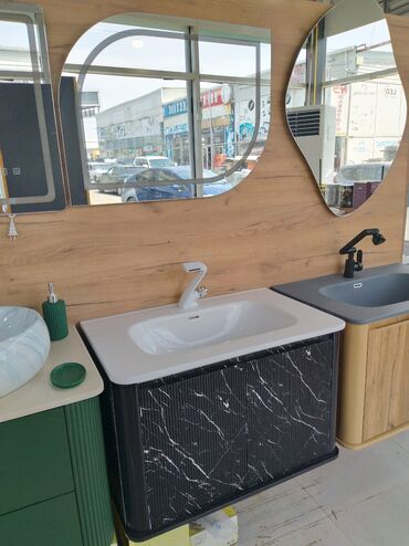 Ağ rəngli, keramik lavabo və qara, mərmər effektli şkafdan ibarət