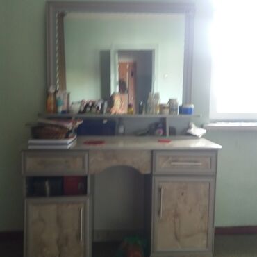 туалетный столик с зеркалом: Туалетный Стол, цвет - Бежевый, Б/у