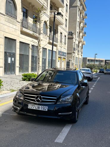 volkswagen touareg ii: Mercedes-Benz 250: 1.8 l | 2014 il Sedan