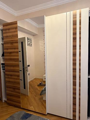 Dolab 220 manat. Eni 240, hün 220, dərinlik 60 sm. Ünvan 20 yanvar