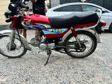 чопер мото: Мотоцикл Honda CD70 с классическим дизайном, выполненный в красном