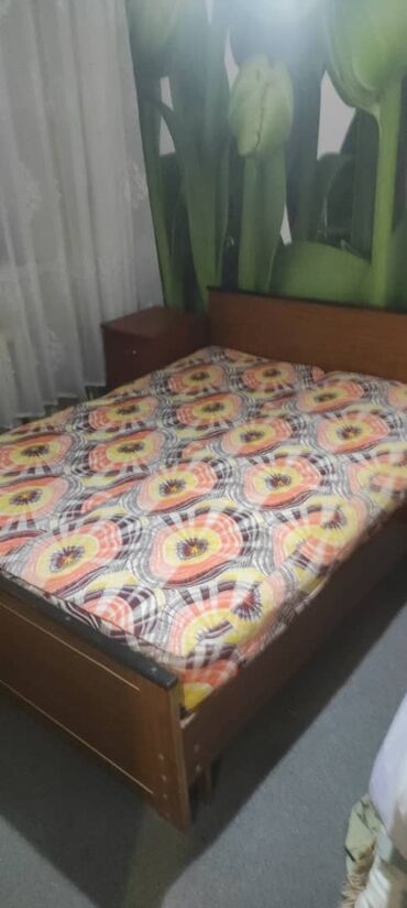Кровати: Кровать 2х спальная в отличном состоянии плюс две прикроватный